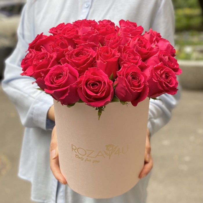 25 малиновых роз Такаци в коробке